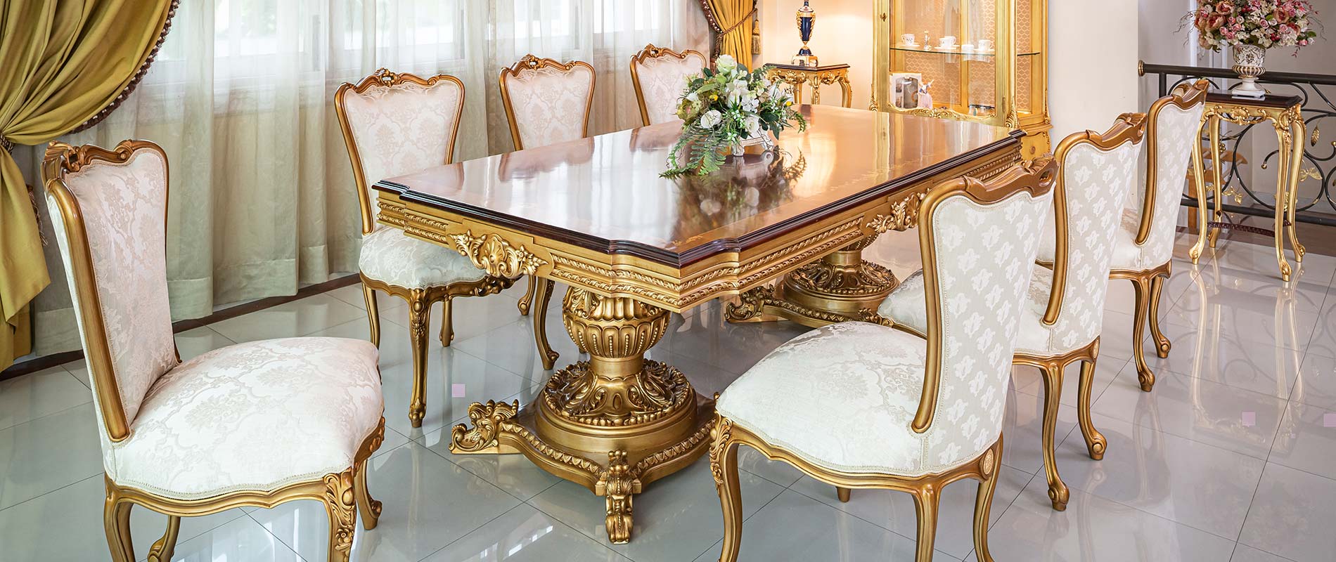 CLASSIC DINING TABLE