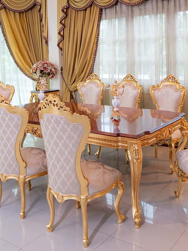 CLASSIC DINING TABLE